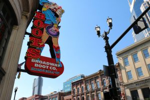 Jeden z dziesiątek klubów muzycznych, Nashville