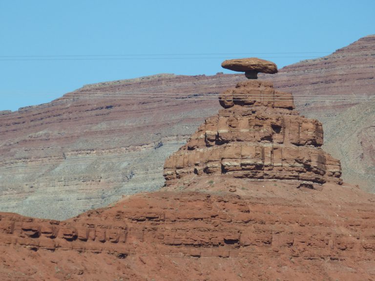 Skała Mexican Hat na pustyni w Utah