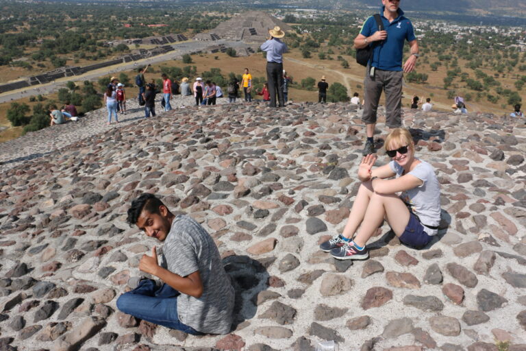 Na szczycie piramidy w Teotihuacan