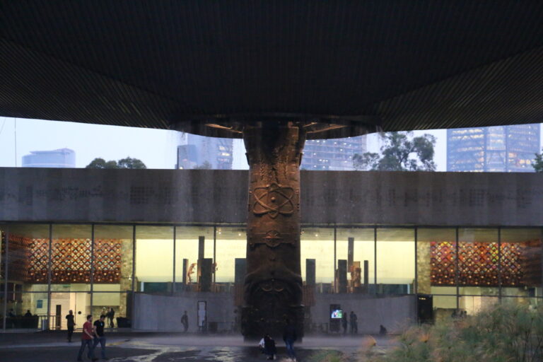 Fontanna przed Muzeum Antropologii - atrakcje Mexico City, co zobaczyć?