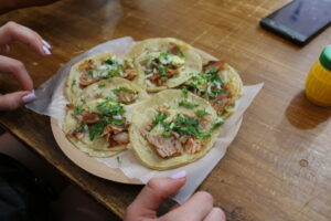 Uliczne tacos al pastor (z ananasem) 