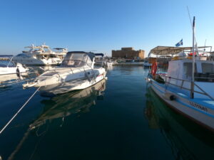 Port w Pafos z makiem w tle