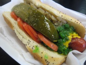 Hot-dog w stylu chicagowskim