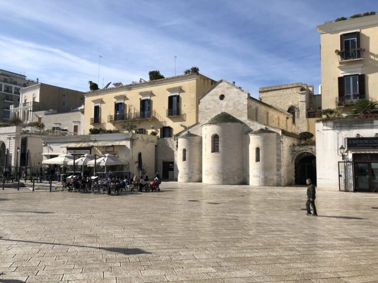 Piazza Del Ferrarese, Bari