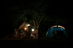 Bezpieczeństwo podróży - pole namiotowe w nocy