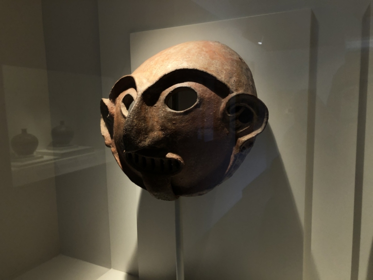 Maska w Muzeum Sztuki Prekolumbijskiej w Cusco