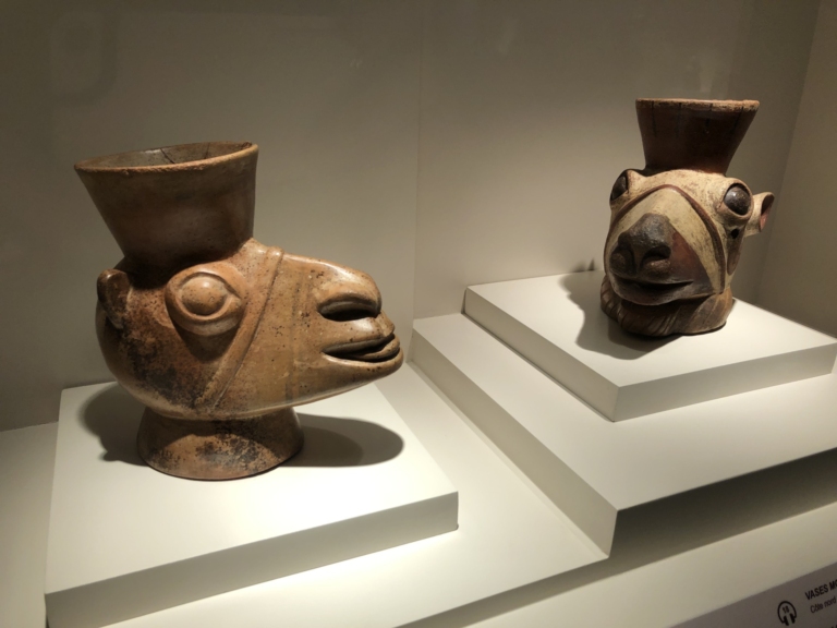 Naczynie w kształcie głowy lamy w Muzeum Sztuki Prekolumbijskiej