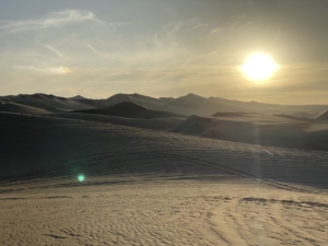 Zachód słońca wydmy Peru