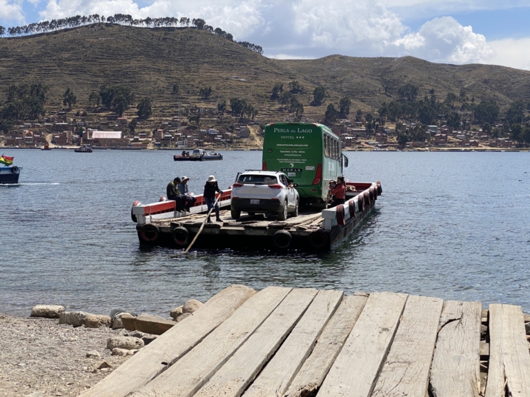 Boliwia Hop przeprawa przez jezioro