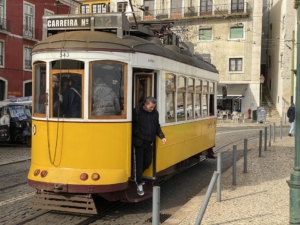 Przystanek żółtego tramwaju w Lizbonie