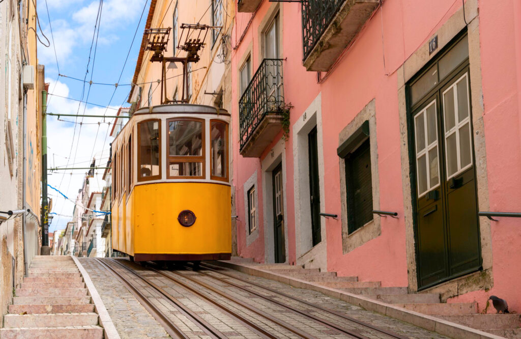 Lizbona przewodnik - żółty tramwaj