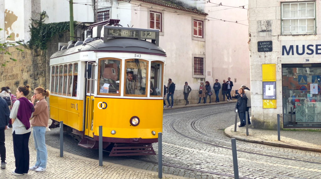 Lizbona żółty tramwaj