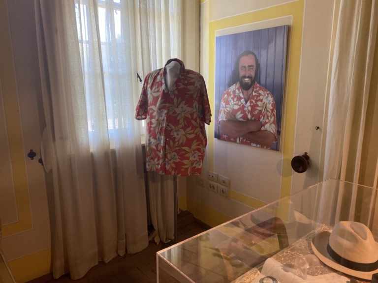 Pamiątki luciano pavarottiego - jego dom w Modenie