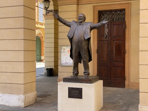 Pomnik Pavarottiego w Modenie