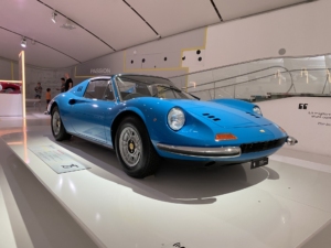 NIebieskie Ferrari - Muzeum Enzo Ferrari w Modenie