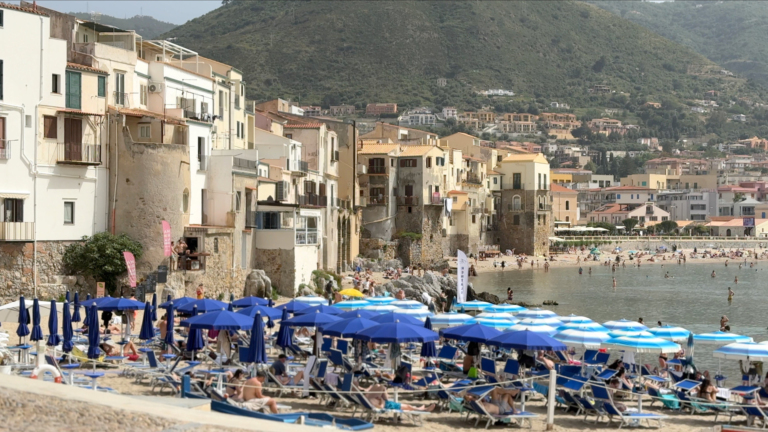 Plaża w Cefalu - plaże na Sycylii