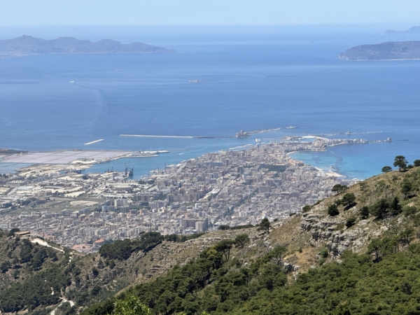 Widok na saliny z Erice - Sycylia - co warto zobaczyć