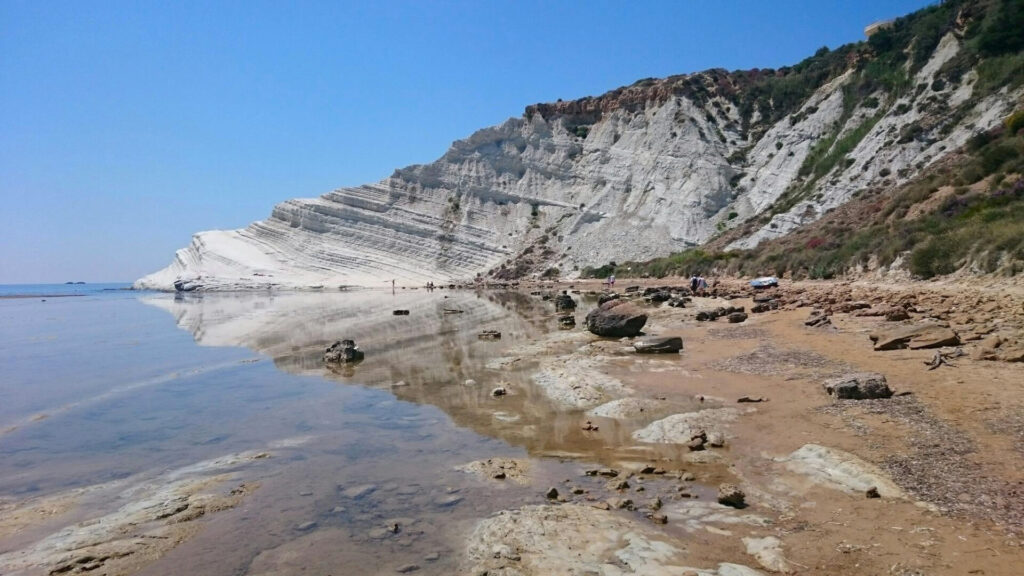 Schody tureckie na południu Sycylii - widok z plaży obok