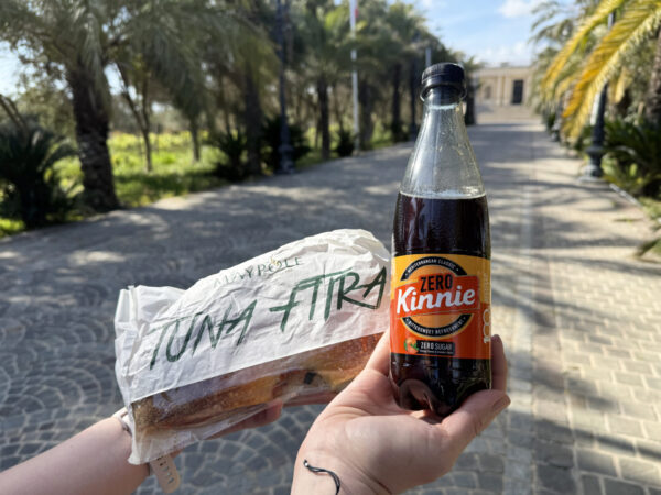 Ftira i napój kinnie na Malcie