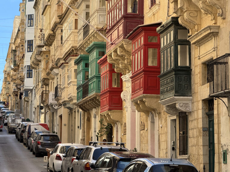 Valetta kolorowe okiennice