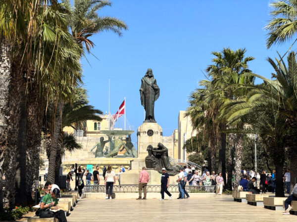 Fontanna Trytona i pomnik Christ the King Valletta