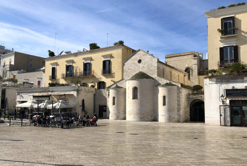 Piazza del Ferrarese w Bari