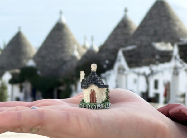 Figurka z Alberobello z widokiem na domki trullo
