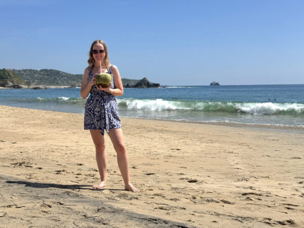 Marta na plaży w Oaxaca