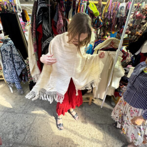 Marta przymierza ręcznie robione ubrania