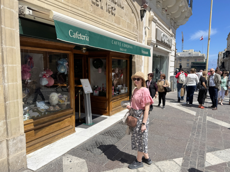Marta przed Caffe Cordina w Vallettcie