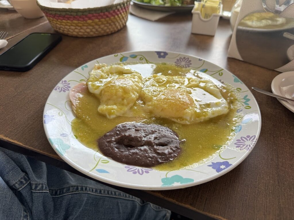 Tradycyjne Huevos Rancheros w Squisito Café
