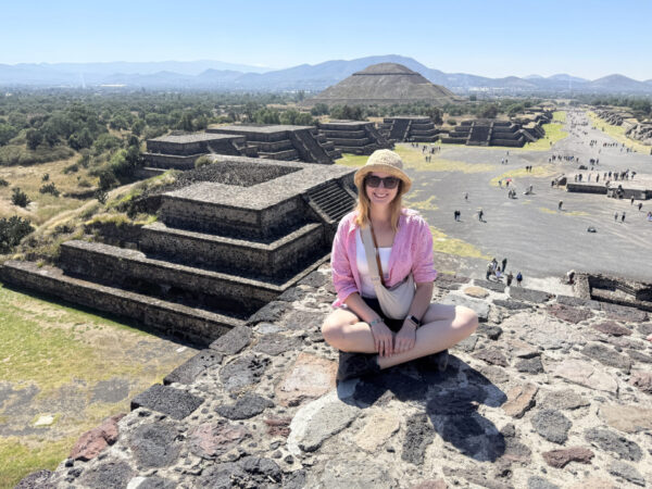 Marta na Piramidzie Księżyca w Teotihuacan