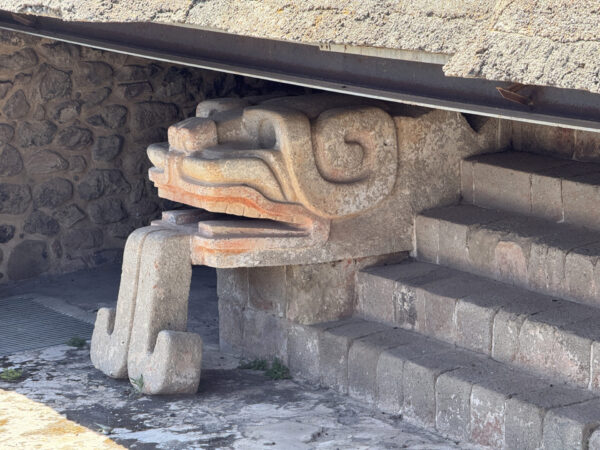 Jedna z rzeźb węża na terenie osiedla w Teotihuacan