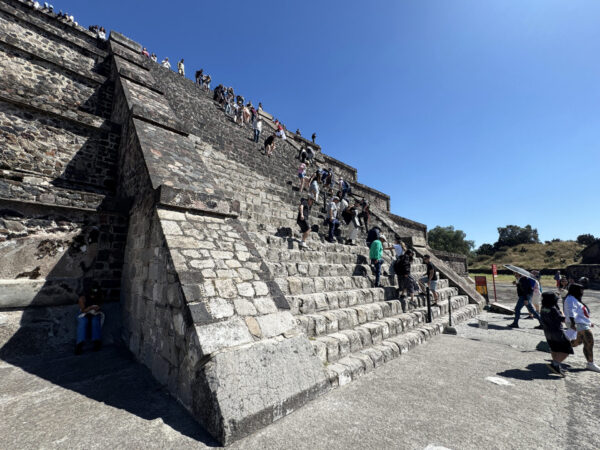 Wejście na Piramidę Księżyca w Teotihuacan