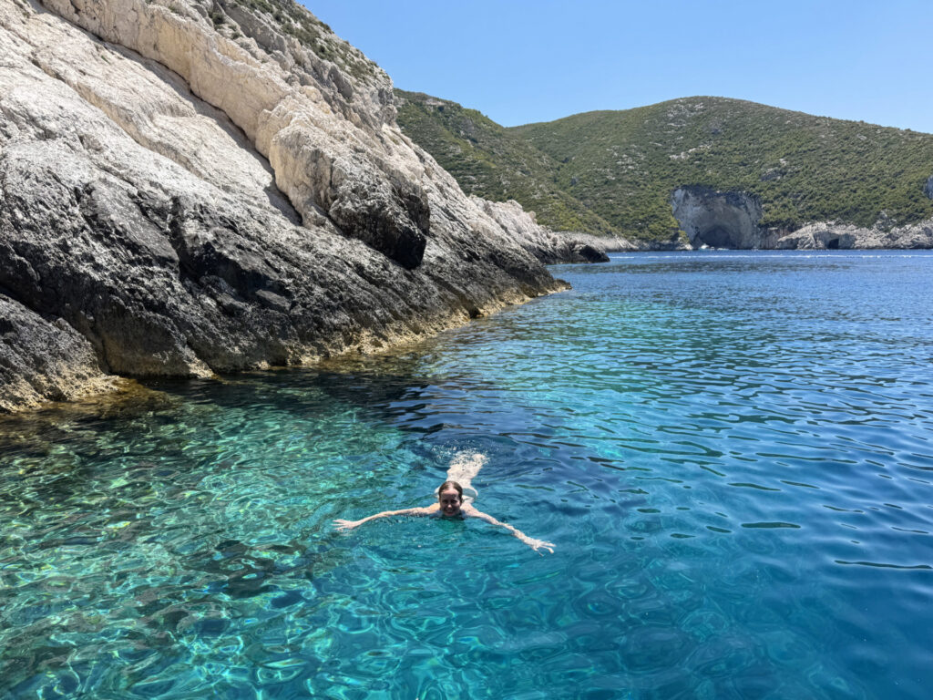 Marta pływa przy Błękitnych Grotach - Zakynthos
