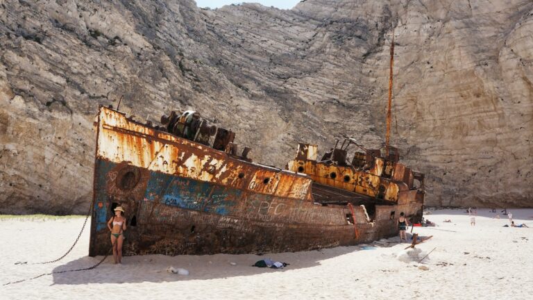 Wrak na plazy Navagio - zdjęcie archiwalne