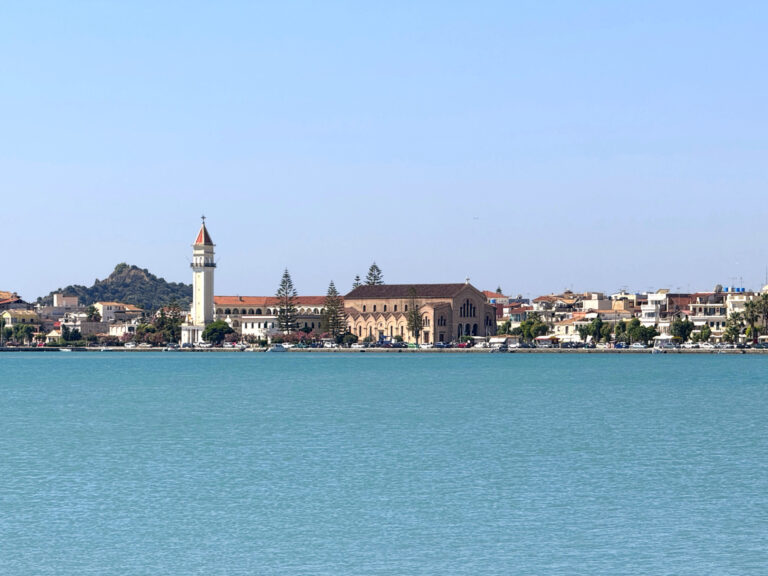 Widok na Kościół św. Dionizosa z drugiej strony portu w Chora, Zakynthos