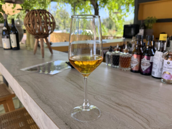 Pyszne wino w winnicy Grampsas
