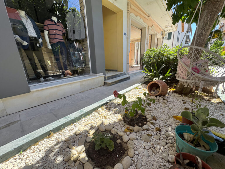 Dekoracje przy chodniku w stolicy Zakynthos